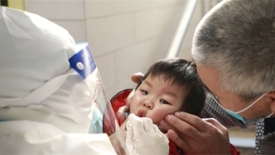 這一跪，謝謝你最美的&ldquo;核酸護士&rdquo;