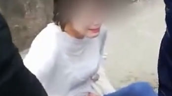 四川一女子墜河欲輕生，兩名消防員一躍而下