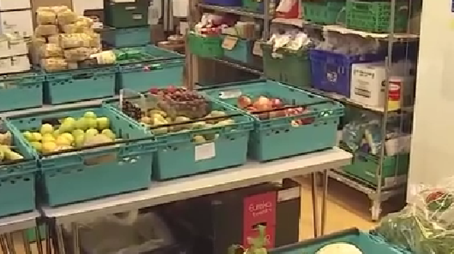 失業(yè)增多 倫敦食品銀行現(xiàn)&ldquo;英國(guó)最長(zhǎng)隊(duì)伍&rdquo;