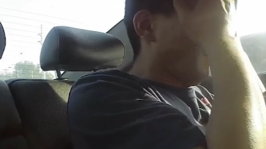 這人啥情況？他在警車上都能睡著