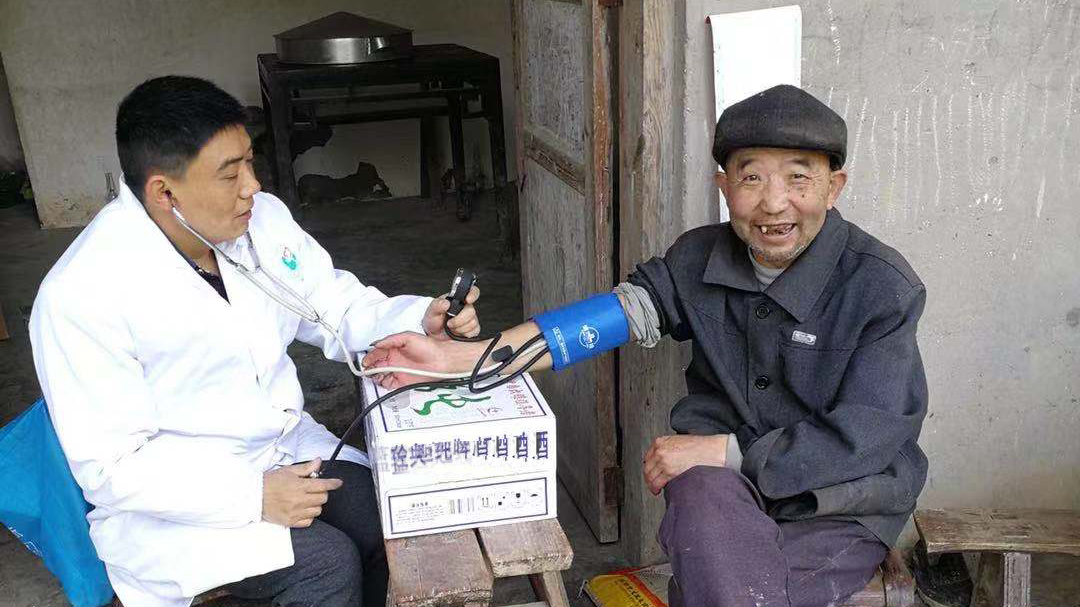 追夢中國人｜鄉(xiāng)村醫(yī)生譚明章：父子兩代堅守，致力鄉(xiāng)村醫(yī)療