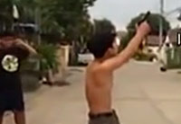 少年打槍來?？?原是二貨神配合