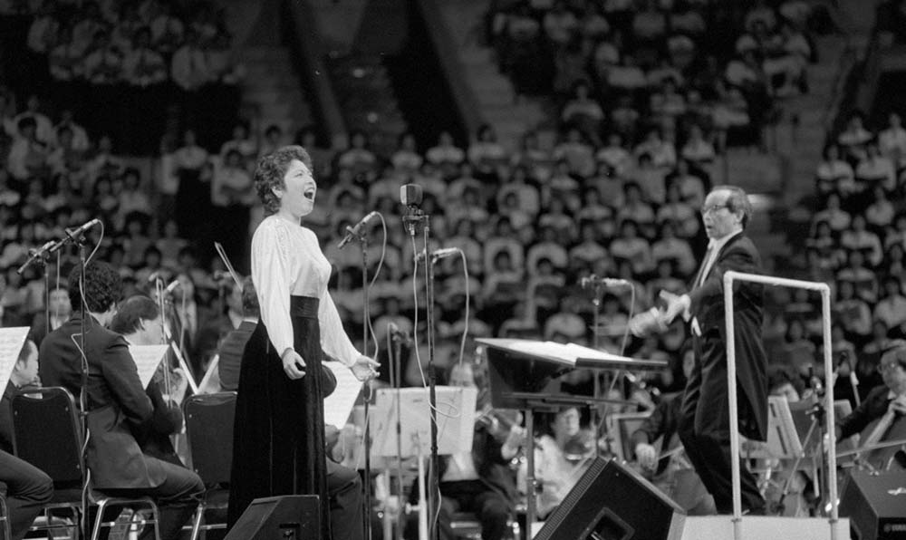 女高音歌唱家汪燕燕在香港&ldquo;黃河音樂(lè)節(jié)&rdquo;上演唱《黃河怨》。