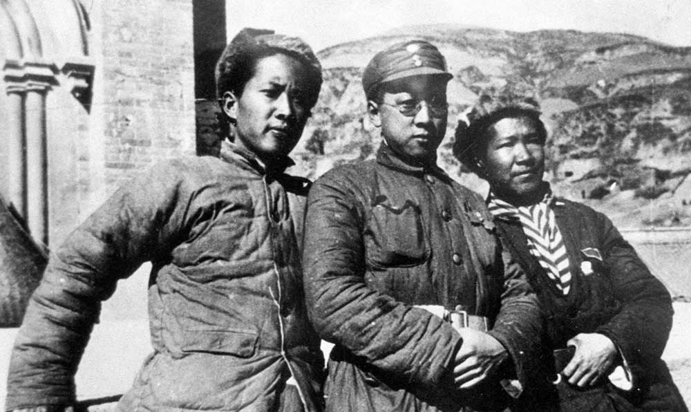 延安魯迅藝術(shù)文學(xué)院托兒所的阿姨和孩子們。