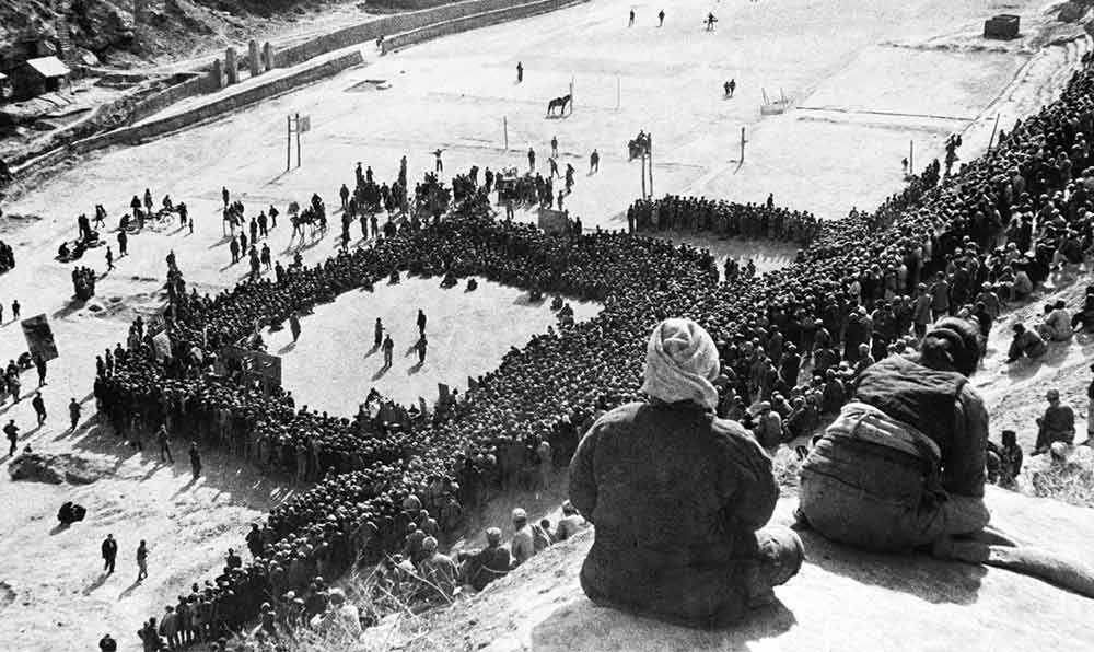 東北文代大會(huì)為慶祝斯大林70壽辰，由魯藝文工團(tuán)演出黃河大合唱。
