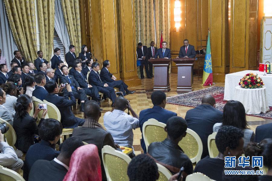 5月4日，國(guó)務(wù)院總理李克強(qiáng)在亞的斯亞貝巴與埃塞俄比亞總理海爾馬里亞姆舉行會(huì)談。這是會(huì)談后，李克強(qiáng)與海爾馬里亞姆共同會(huì)見(jiàn)記者。 新華社記者 王曄 攝