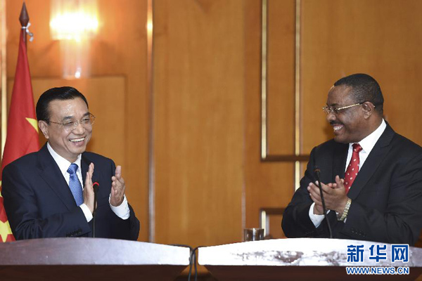 5月4日，國(guó)務(wù)院總理李克強(qiáng)在亞的斯亞貝巴與埃塞俄比亞總理海爾馬里亞姆舉行會(huì)談。這是會(huì)談結(jié)束后，李克強(qiáng)與海爾馬里亞姆共同會(huì)見(jiàn)記者。 新華社記者 李學(xué)仁 攝