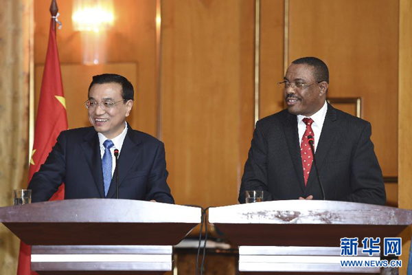 5月4日，國(guó)務(wù)院總理李克強(qiáng)在亞的斯亞貝巴與埃塞俄比亞總理海爾馬里亞姆舉行會(huì)談。這是會(huì)談后，李克強(qiáng)與海爾馬里亞姆共同會(huì)見(jiàn)記者。 新華社記者 李學(xué)仁 攝