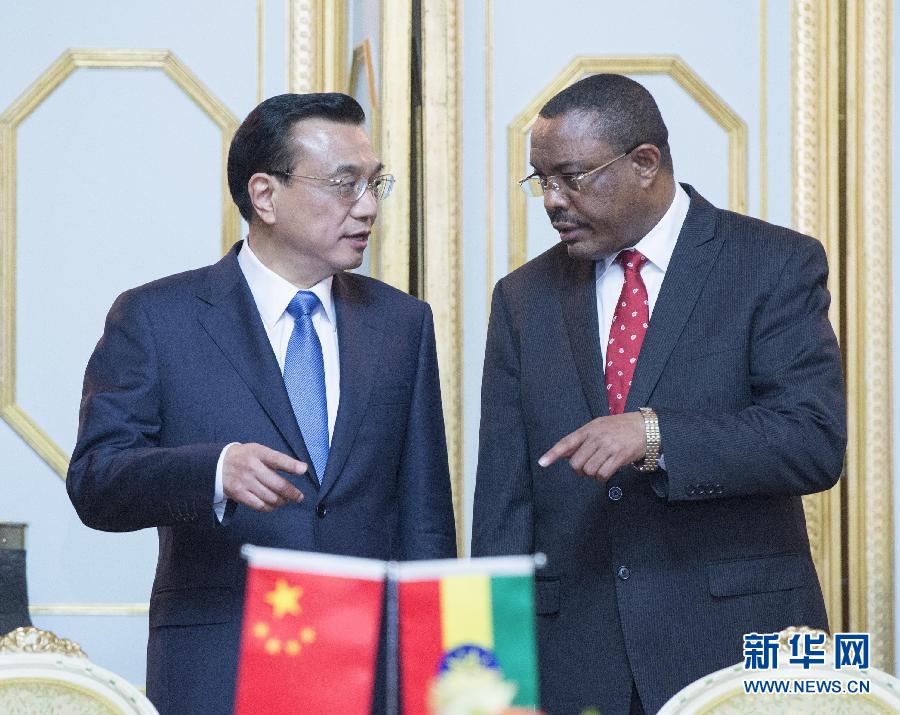 5月4日，中國國務(wù)院總理李克強(qiáng)在亞的斯亞貝巴與埃塞俄比亞總理海爾馬里亞姆舉行會談。這是會談后，李克強(qiáng)與海爾馬里亞姆共同出席有關(guān)文件簽字儀式。 新華社記者 王曄 攝