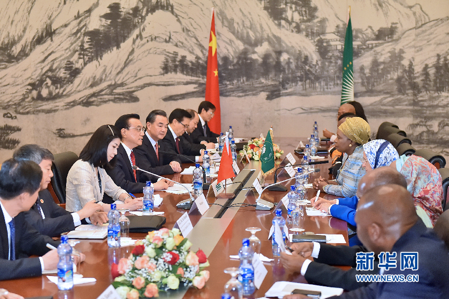 5月5日，中國國務(wù)院總理李克強(qiáng)在亞的斯亞貝巴非洲聯(lián)盟總部會見非盟委員會主席祖馬。 新華社記者李濤攝