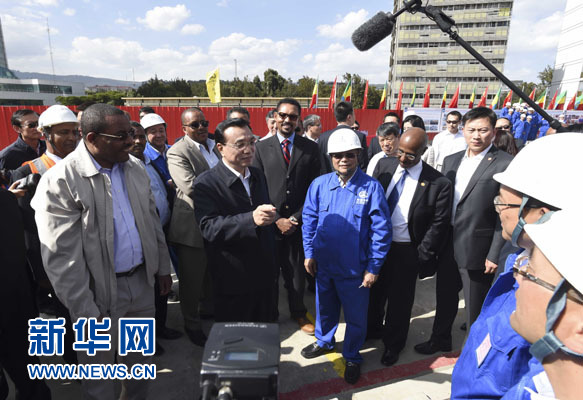 這是李克強與海爾馬里亞姆看望施工人員。新華社記者 李學(xué)仁 攝