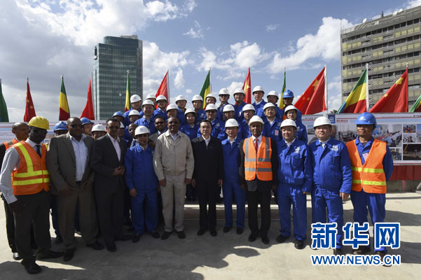 這是李克強同海爾馬里亞姆與施工人員合影留念。新華社記者 李學(xué)仁 攝