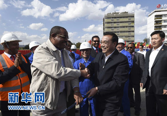 5月5日，中國國務(wù)院總理李克強考察亞的斯亞貝巴輕軌項目，埃塞俄比亞總理海爾馬里亞姆陪同。新華社記者 李學(xué)仁 攝