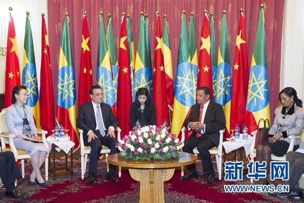 李克強(qiáng)總理夫人程虹、穆拉圖總統(tǒng)夫人梅阿扎參加會見。新華社記者王曄攝