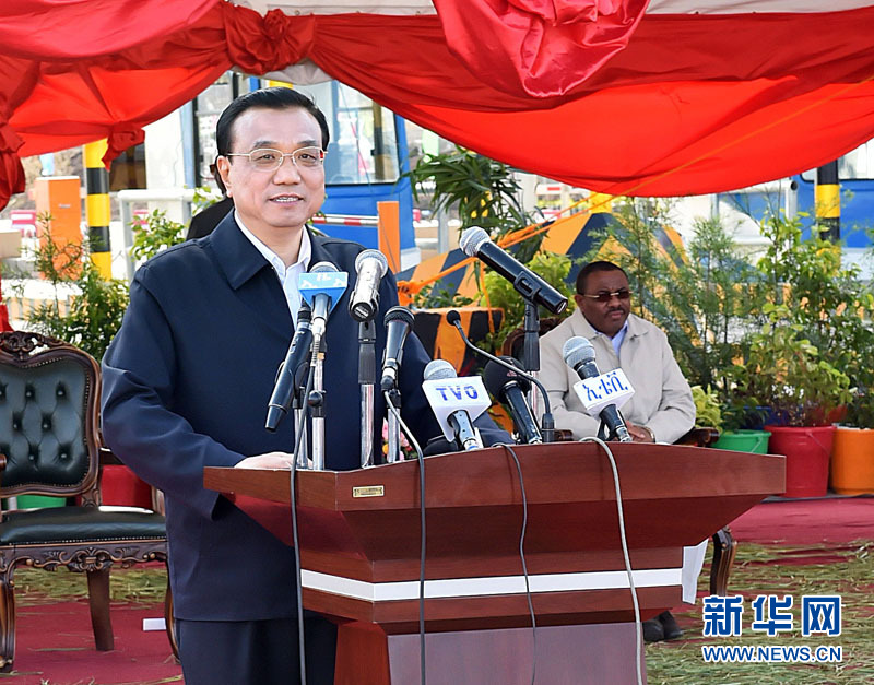 5月5日，國(guó)務(wù)院總理李克強(qiáng)與埃塞俄比亞總理海爾馬里亞姆共同出席亞的斯亞貝巴-阿達(dá)瑪高速公路一期竣工揭牌典禮，并為二期工程開工奠基剪彩。這是李克強(qiáng)在典禮上致辭。新華社記者 李濤 攝 