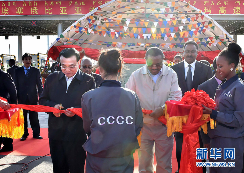 5月5日，中國(guó)國(guó)務(wù)院總理李克強(qiáng)與埃塞俄比亞總理海爾馬里亞姆共同出席亞的斯亞貝巴-阿達(dá)瑪高速公路一期竣工揭牌典禮，并為二期工程開工奠基剪彩。這是李克強(qiáng)與海爾馬里亞姆共同為亞的斯亞貝巴-阿達(dá)瑪高速公路二期工程開工剪彩。新華社記者 李濤 攝 