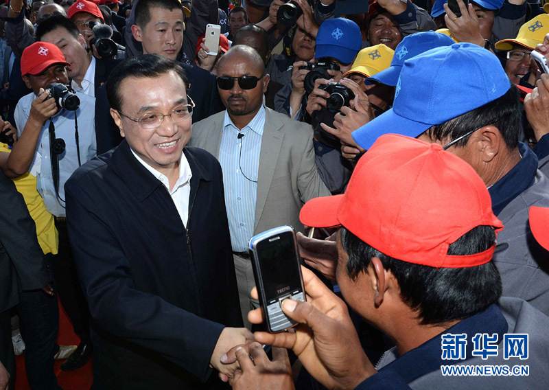 5月5日，中國(guó)國(guó)務(wù)院總理李克強(qiáng)與埃塞俄比亞總理海爾馬里亞姆共同出席亞的斯亞貝巴-阿達(dá)瑪高速公路一期竣工揭牌典禮，并為二期工程開工奠基剪彩。這是典禮結(jié)束后，李克強(qiáng)同工程施工人員親切交談。新華社記者 李濤 攝 