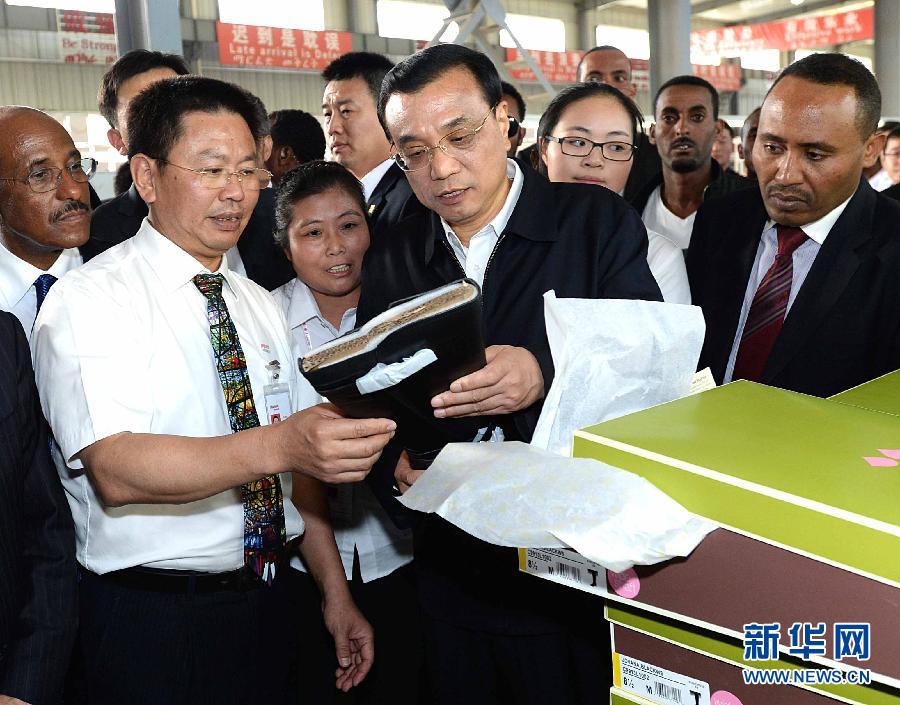 5月5日，中國國務(wù)院總理李克強(qiáng)在埃塞俄比亞總理海爾馬里亞姆陪同下參觀東方工業(yè)園。這是李克強(qiáng)在生產(chǎn)車間聽取負(fù)責(zé)人介紹生產(chǎn)情況。新華社記者 李濤 攝