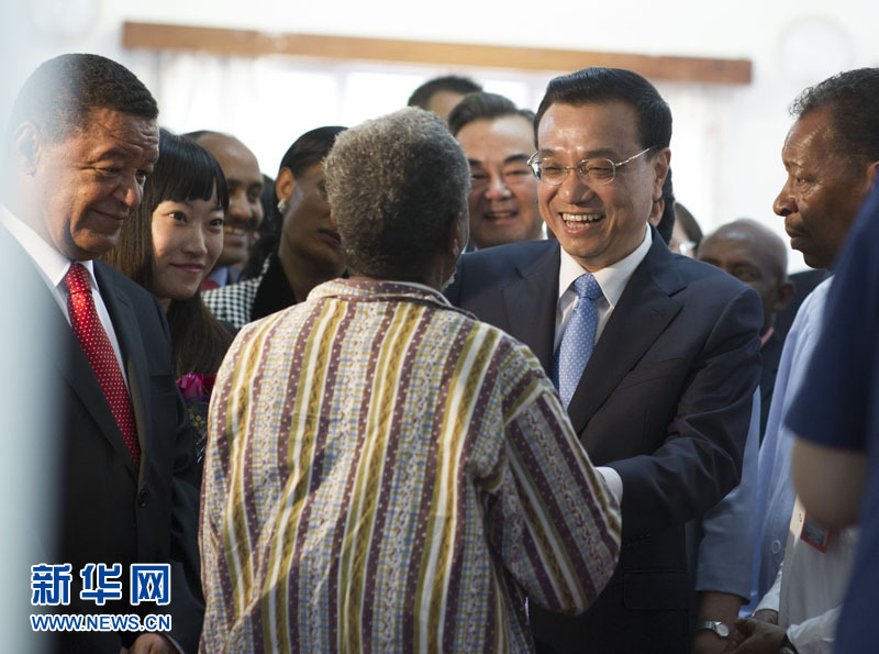 5月6日，中國國務(wù)院總理李克強(qiáng)與埃塞俄比亞總統(tǒng)穆拉圖一同來到亞的斯亞貝巴阿勒塔醫(yī)院，看望受益于中國免費(fèi)白內(nèi)障手術(shù)&ldquo;光明行&rdquo;活動(dòng)的埃塞俄比亞患者。新華社記者 謝環(huán)馳 攝 