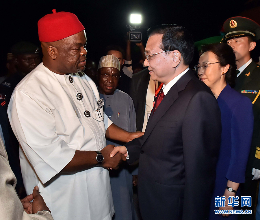     5月6日，應(yīng)尼日利亞總統(tǒng)喬納森邀請(qǐng)，國(guó)務(wù)院總理李克強(qiáng)乘專機(jī)抵達(dá)阿布賈國(guó)際機(jī)場(chǎng)，開始對(duì)尼日利亞進(jìn)行正式訪問。李克強(qiáng)總理夫人程虹同機(jī)抵達(dá)。新華社記者 李濤 攝 