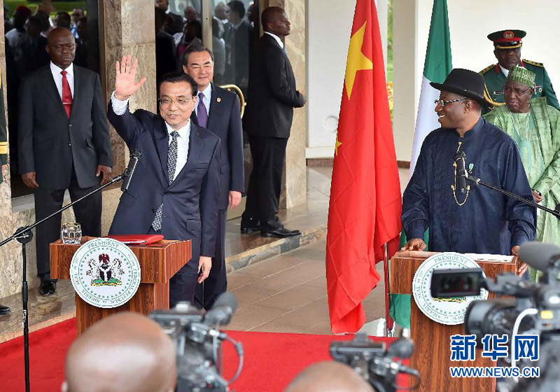 5月7日，中國國務(wù)院總理李克強在阿布賈與尼日利亞總統(tǒng)喬納森會談后共同會見記者，并回答記者提問。 新華社記者李濤攝 