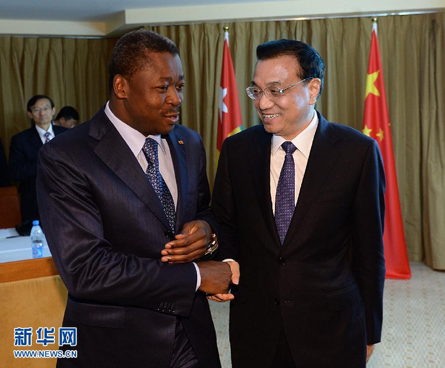 5月7日，正在尼日利亞訪問的中國國務(wù)院總理李克強(qiáng)在阿布賈會見出席第24屆世界經(jīng)濟(jì)論壇非洲峰會全會的多哥總統(tǒng)福雷。 新華社記者 李濤 攝 
