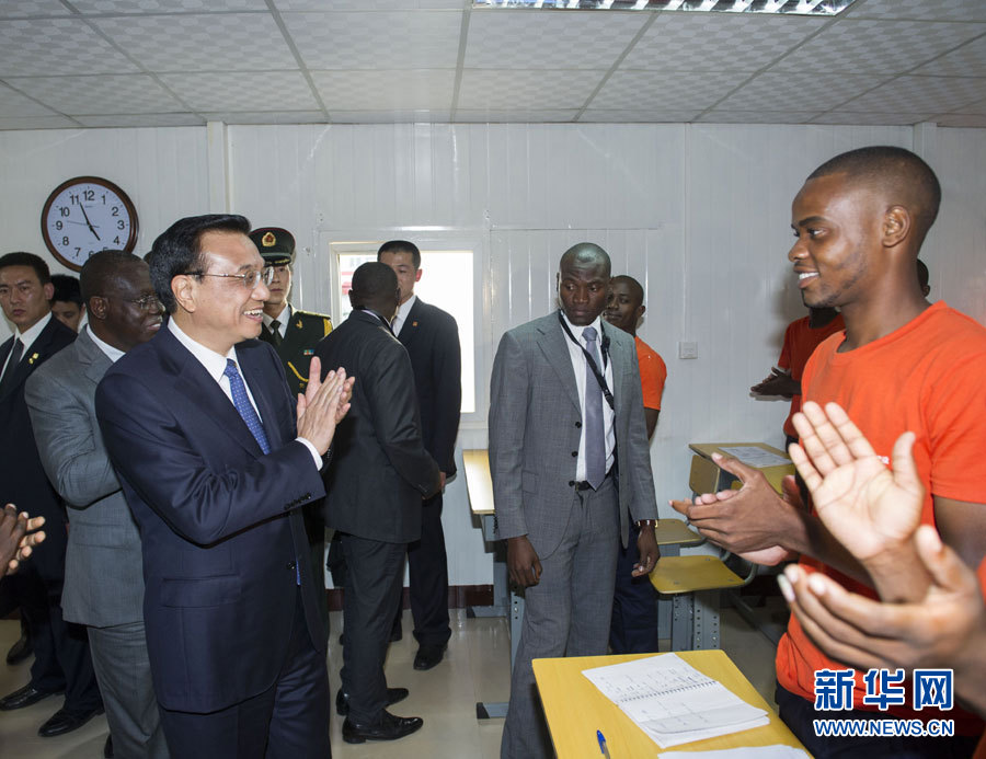 這是李克強(qiáng)在學(xué)校教室內(nèi)同正在上課的學(xué)生互動(dòng)交流。新華社記者王曄攝