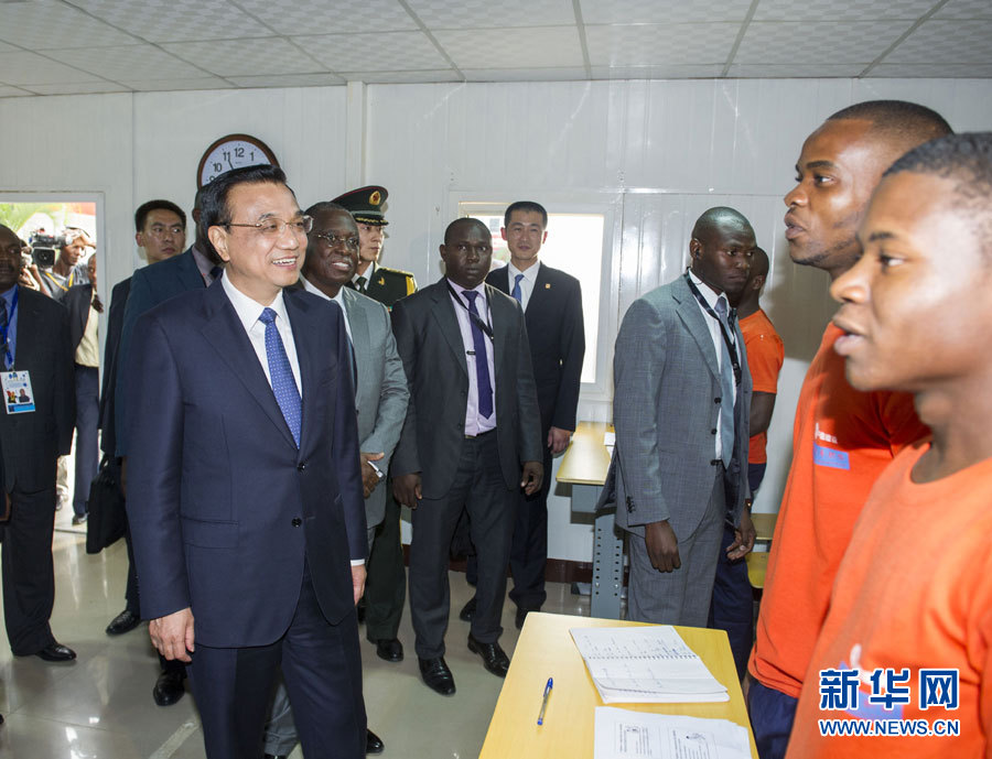 這是李克強(qiáng)在學(xué)校教室內(nèi)同正在上課的學(xué)生互動(dòng)交流。新華社記者王曄攝