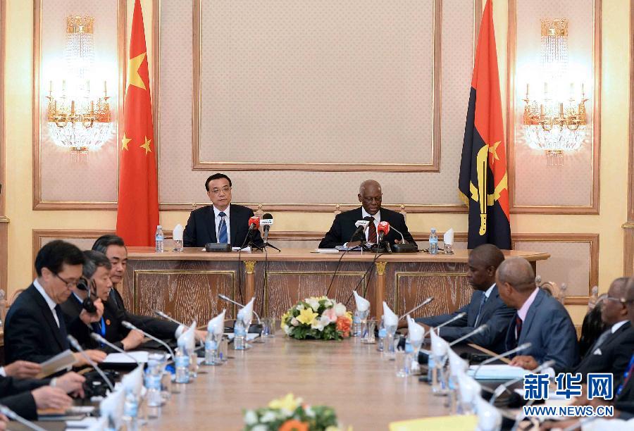 5月9日，中國(guó)國(guó)務(wù)院總理李克強(qiáng)在安哥拉總統(tǒng)府同安總統(tǒng)多斯桑托斯舉行會(huì)談。 新華社記者李濤攝