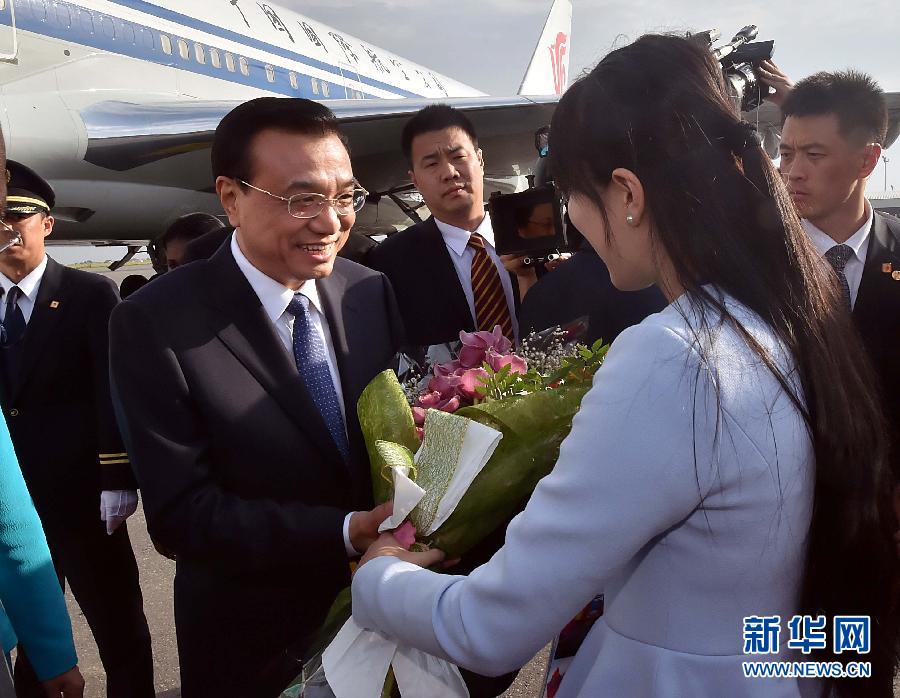 5月8日，應(yīng)安哥拉總統(tǒng)多斯桑托斯邀請，中國國務(wù)院總理李克強(qiáng)乘專機(jī)抵達(dá)羅安達(dá)二月四日國際機(jī)場，開始對安哥拉進(jìn)行正式訪問。 新華社記者李濤 攝 