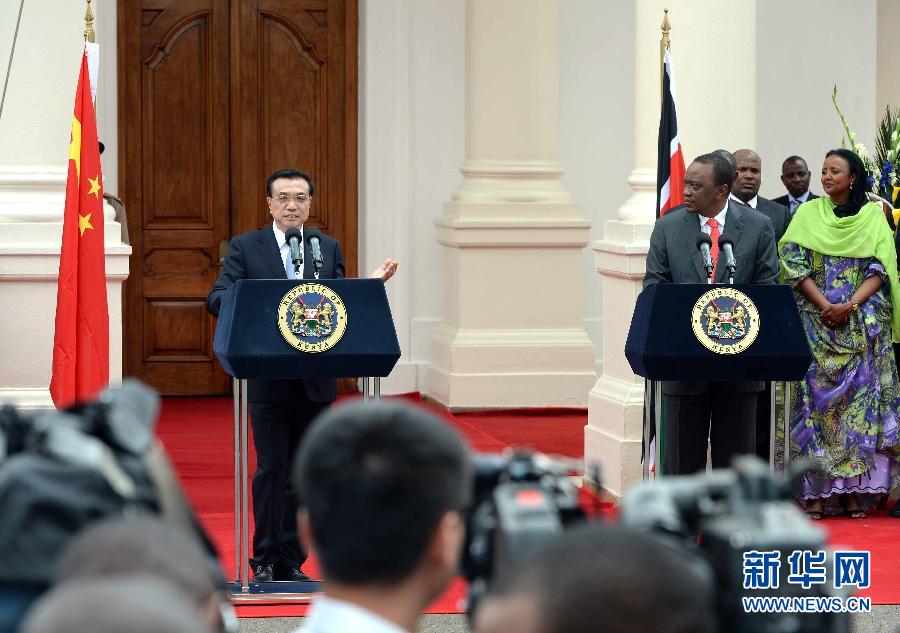 5月10日，中國國務(wù)院總理李克強(qiáng)在肯尼亞國家宮與肯總統(tǒng)肯雅塔舉行會談后共同會見記者。 新華社記者 李濤 攝 