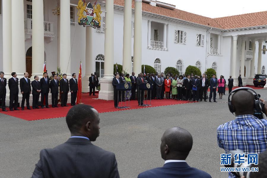  5月10日，中國國務(wù)院總理李克強(qiáng)在肯尼亞國家宮與肯總統(tǒng)肯雅塔舉行會談后共同會見記者。 新華社記者 李學(xué)仁 攝 