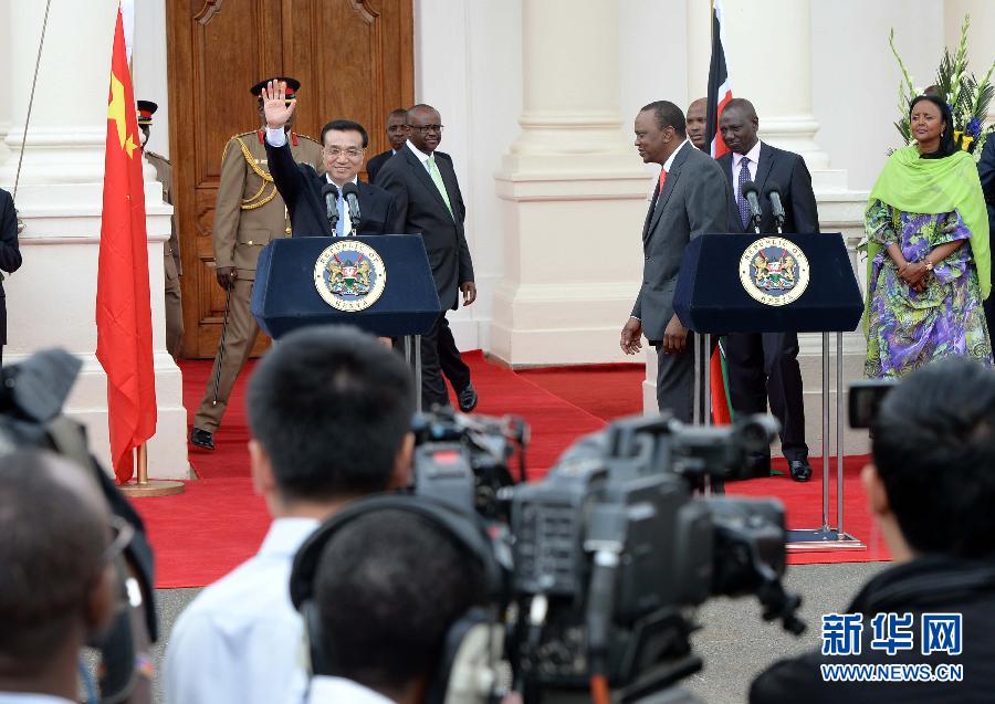 5月10日，中國國務(wù)院總理李克強(qiáng)在肯尼亞國家宮與肯總統(tǒng)肯雅塔舉行會談后共同會見記者。 新華社記者 李濤 攝 