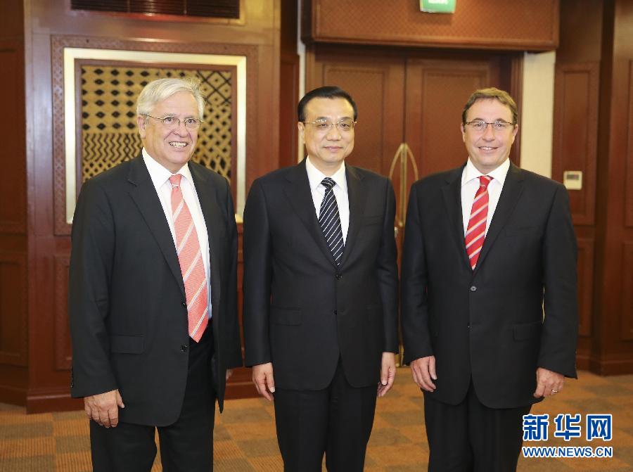 5月10日，國(guó)務(wù)院總理李克強(qiáng)在內(nèi)羅畢會(huì)見(jiàn)聯(lián)合國(guó)環(huán)境規(guī)劃署執(zhí)行主任施泰納（右）和聯(lián)合國(guó)人居署執(zhí)行主任克洛斯。 新華社記者 丁林 攝 