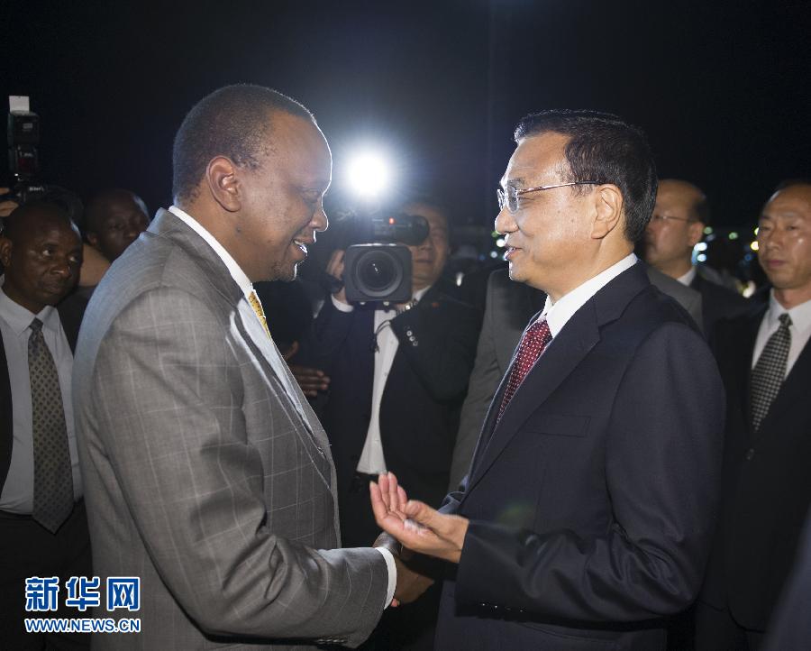 5月9日，應(yīng)肯尼亞總統(tǒng)肯雅塔邀請(qǐng)，中國(guó)國(guó)務(wù)院總理李克強(qiáng)乘專機(jī)抵達(dá)內(nèi)羅畢肯雅塔國(guó)際機(jī)場(chǎng)，開(kāi)始對(duì)肯尼亞進(jìn)行正式訪問(wèn)。李克強(qiáng)總理夫人程虹同機(jī)抵達(dá)?？夏醽喛偨y(tǒng)肯雅塔和副總統(tǒng)魯托率肯政府高級(jí)官員到機(jī)場(chǎng)迎接。新華社記者 謝環(huán)馳 攝 