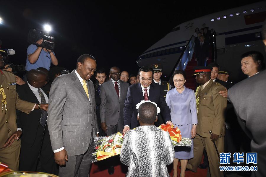 5月9日，應(yīng)肯尼亞總統(tǒng)肯雅塔邀請(qǐng)，中國(guó)國(guó)務(wù)院總理李克強(qiáng)乘專機(jī)抵達(dá)內(nèi)羅畢肯雅塔國(guó)際機(jī)場(chǎng)，開(kāi)始對(duì)肯尼亞進(jìn)行正式訪問(wèn)。李克強(qiáng)總理夫人程虹同機(jī)抵達(dá)?？夏醽喛偨y(tǒng)肯雅塔和副總統(tǒng)魯托率肯政府高級(jí)官員到機(jī)場(chǎng)迎接。這是肯尼亞兒童向李克強(qiáng)夫婦獻(xiàn)上鮮花。新華社記者李學(xué)仁攝 