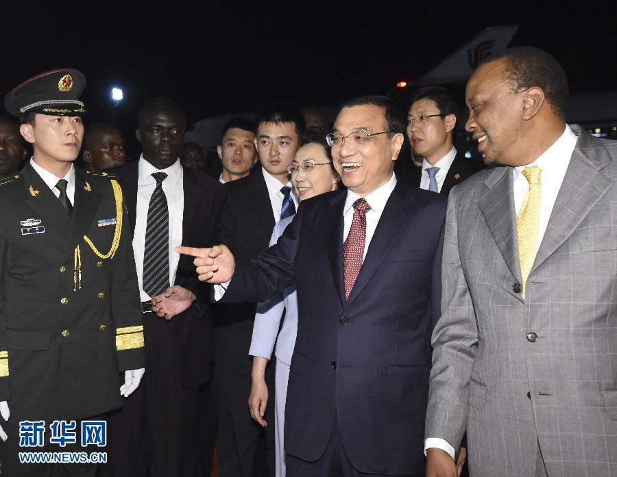 5月9日，應(yīng)肯尼亞總統(tǒng)肯雅塔邀請(qǐng)，中國(guó)國(guó)務(wù)院總理李克強(qiáng)乘專機(jī)抵達(dá)內(nèi)羅畢肯雅塔國(guó)際機(jī)場(chǎng)，開(kāi)始對(duì)肯尼亞進(jìn)行正式訪問(wèn)。李克強(qiáng)總理夫人程虹同機(jī)抵達(dá)?？夏醽喛偨y(tǒng)肯雅塔和副總統(tǒng)魯托率肯政府高級(jí)官員到機(jī)場(chǎng)迎接。新華社記者 李學(xué)仁 攝 