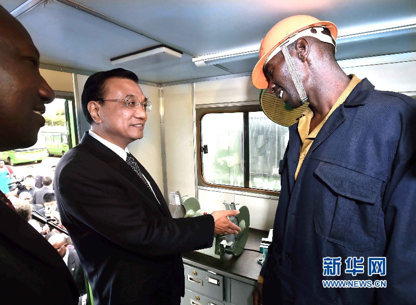 5月11日，國務院總理李克強參觀肯尼亞國家青年服務隊。這是李克強與服務隊隊員親切交談。 新華社記者 李濤 攝