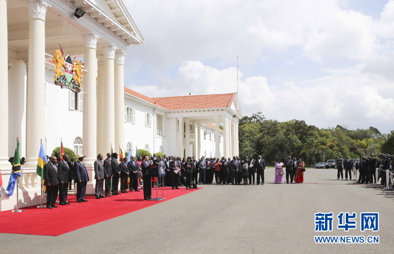5月11日，中國(guó)國(guó)務(wù)院總理李克強(qiáng)在內(nèi)羅畢國(guó)家宮與肯尼亞總統(tǒng)肯雅塔共同會(huì)見記者，介紹中非合作建設(shè)肯尼亞蒙巴薩－內(nèi)羅畢鐵路情況。烏干達(dá)總統(tǒng)穆塞韋尼、盧旺達(dá)總統(tǒng)卡加梅、南蘇丹總統(tǒng)基爾等東非地區(qū)國(guó)家領(lǐng)導(dǎo)人參加。新華社記者丁林?jǐn)z