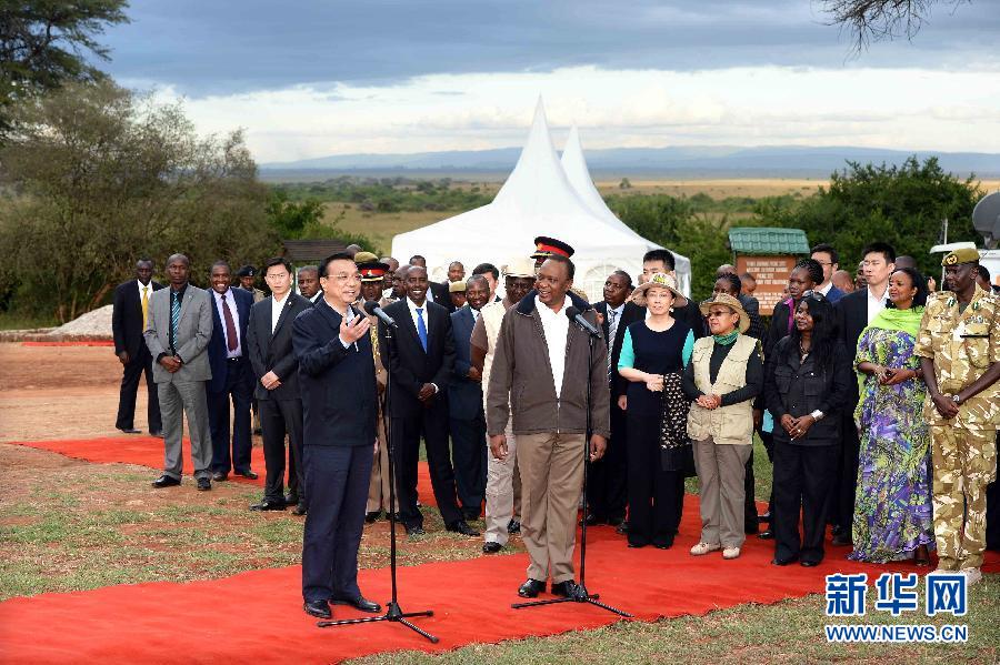 5月10日，國(guó)務(wù)院總理李克強(qiáng)與肯尼亞總統(tǒng)肯雅塔共同參觀肯尼亞內(nèi)羅畢國(guó)家公園焚燒象牙紀(jì)念地，并對(duì)中外記者發(fā)表講話?？夏醽喐笨偨y(tǒng)魯托陪同參觀。新華社記者 李濤 攝 