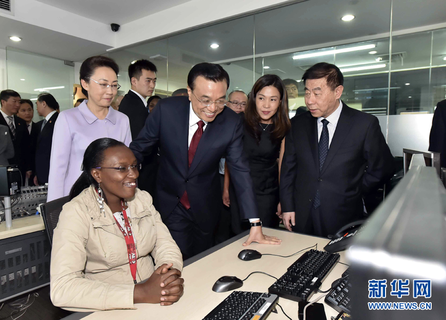 5月11日，中國(guó)國(guó)務(wù)院總理李克強(qiáng)在肯尼亞首都內(nèi)羅畢看望并慰問(wèn)中央電視臺(tái)非洲分臺(tái)員工。 新華社記者 李濤 攝 