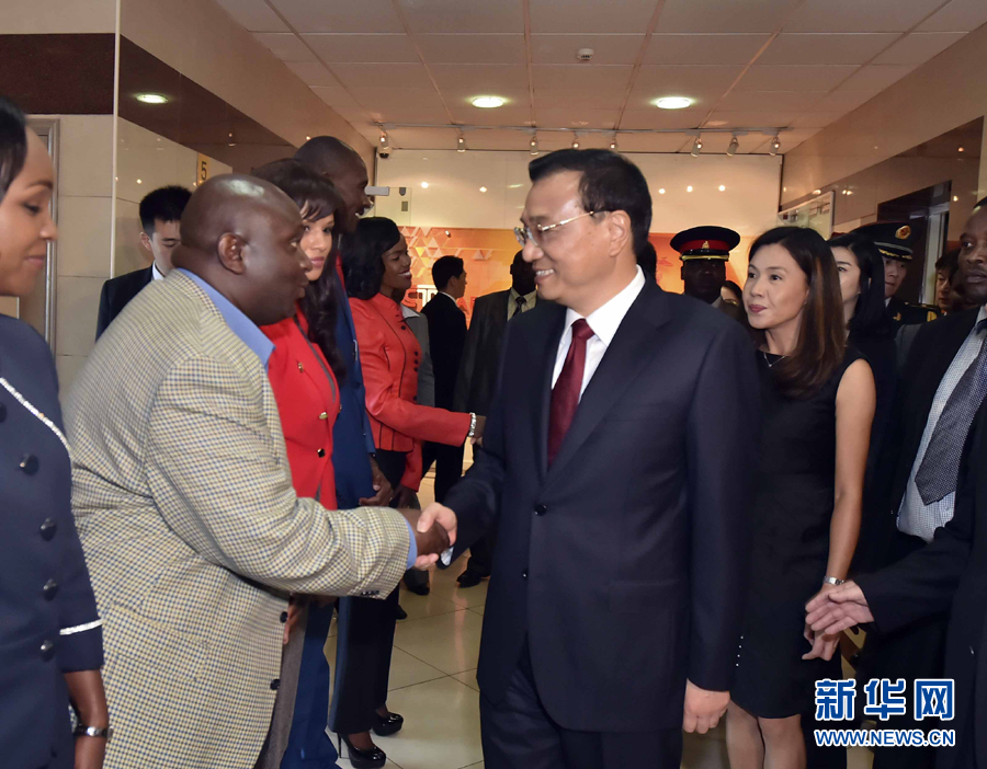 5月11日，中國(guó)國(guó)務(wù)院總理李克強(qiáng)在肯尼亞首都內(nèi)羅畢看望并慰問(wèn)中央電視臺(tái)非洲分臺(tái)員工。 新華社記者 李濤 攝 