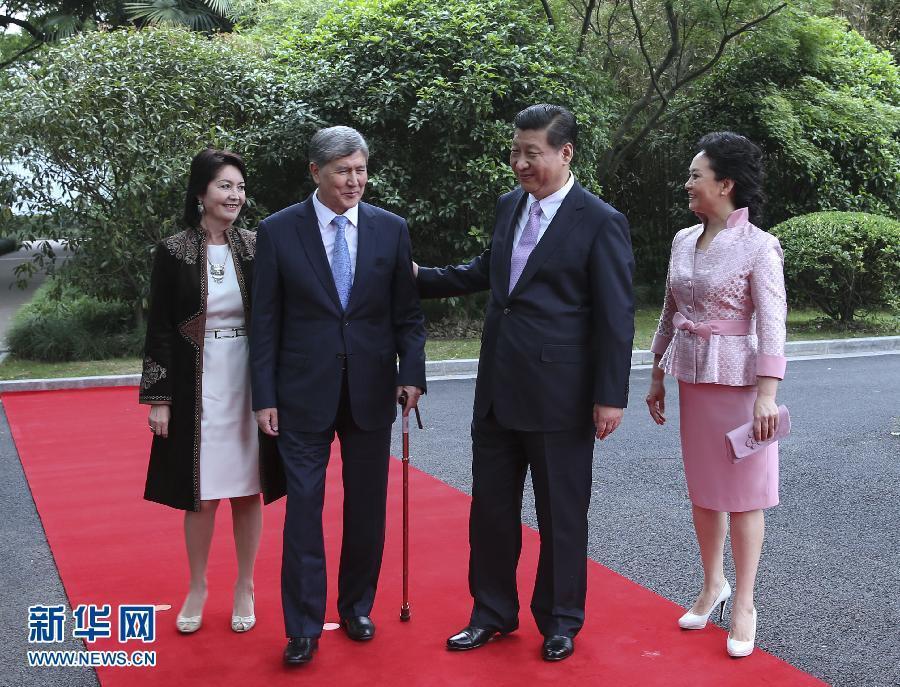 會(huì)談前，習(xí)近平在上海西郊會(huì)議中心廣場(chǎng)為阿坦巴耶夫舉行歡迎儀式。新華社記者 蘭紅光 攝 