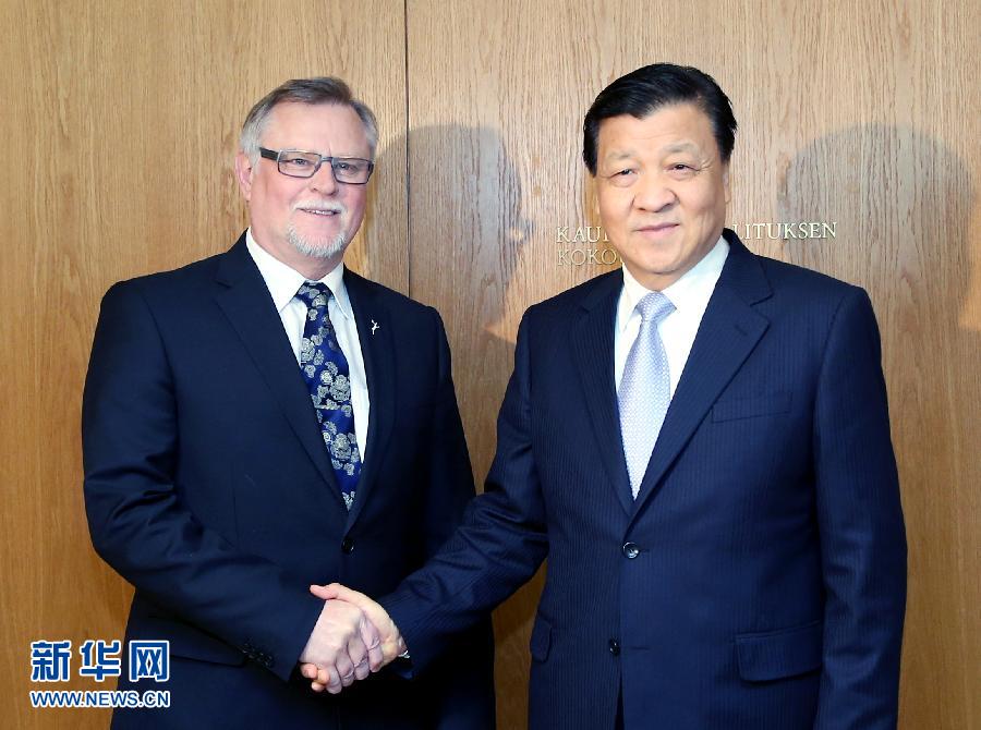 6月14日，中共中央政治局常委、中央書記處書記劉云山在芬蘭羅瓦涅米會(huì)見羅瓦涅米市長羅特沃寧。 新華社記者姚大偉攝