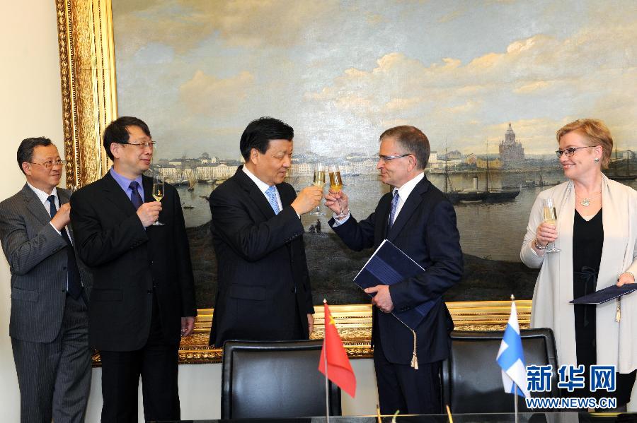 6月13日，中共中央政治局常委、中央書記處書記劉云山在赫爾辛基與赫爾辛基市長帕尤寧共同出席中芬有關(guān)文化藝術(shù)合作及交流活動(dòng)的諒解備忘錄簽字儀式。新華社記者饒愛民攝 
