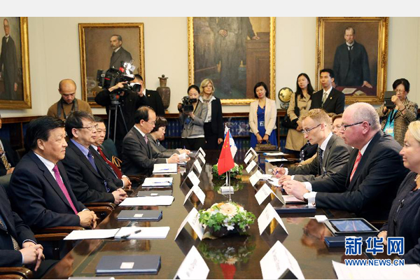 6月13日，中共中央政治局常委、中央書記處書記劉云山在赫爾辛基會見芬蘭議長海內(nèi)盧奧馬。 新華社記者姚大偉攝