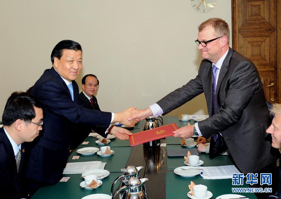 6月12日，中共中央政治局常委、中央書記處書記劉云山在赫爾辛基會見芬蘭中間黨主席西皮萊。 新華社記者饒愛民攝