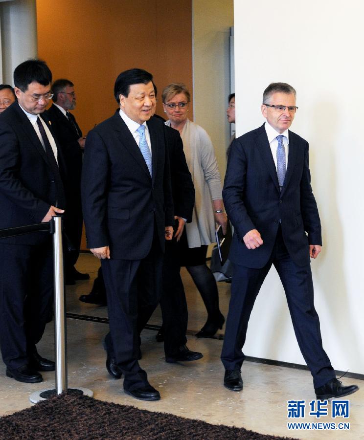 6月13日，中共中央政治局常委、中央書記處書記劉云山在赫爾辛基與赫爾辛基市長帕尤寧共同出席中芬有關(guān)文化藝術(shù)合作及交流活動的諒解備忘錄簽字儀式。新華社記者饒愛民攝