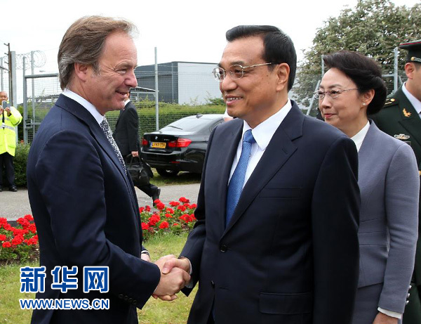 6月16日，應(yīng)英國首相卡梅倫邀請，國務(wù)院總理李克強乘專機(jī)抵達(dá)倫敦希思羅機(jī)場，開始對英國進(jìn)行正式訪問。李克強總理夫人程虹同機(jī)抵達(dá)。這是英國政府高級官員到機(jī)場迎接李克強總理和夫人。新華社記者 龐興雷 攝