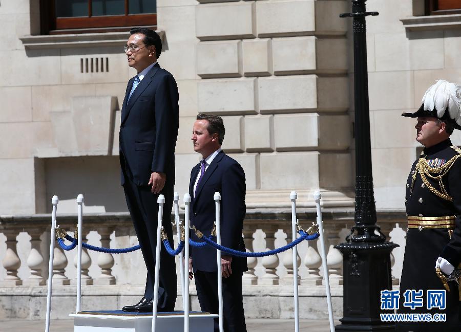 6月17日，中國(guó)國(guó)務(wù)院總理李克強(qiáng)在倫敦唐寧街10號(hào)首相府同英國(guó)首相卡梅倫舉行中英總理年度會(huì)晤。這是會(huì)晤前，卡梅倫為李克強(qiáng)舉行隆重的歡迎儀式。新華社記者 龐興雷 攝 